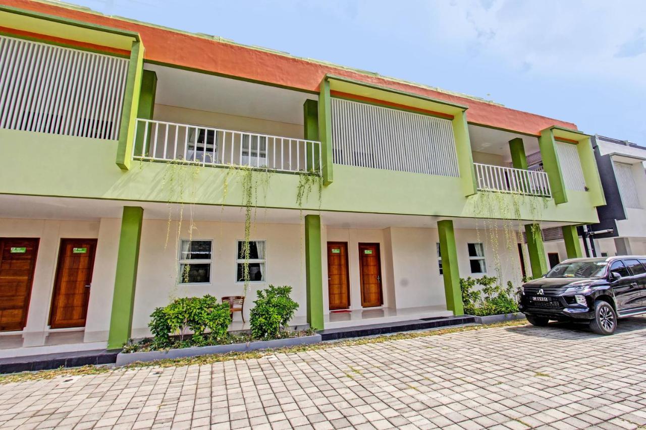 Capital O 91384 Rintaka Residence Senggigi Extérieur photo